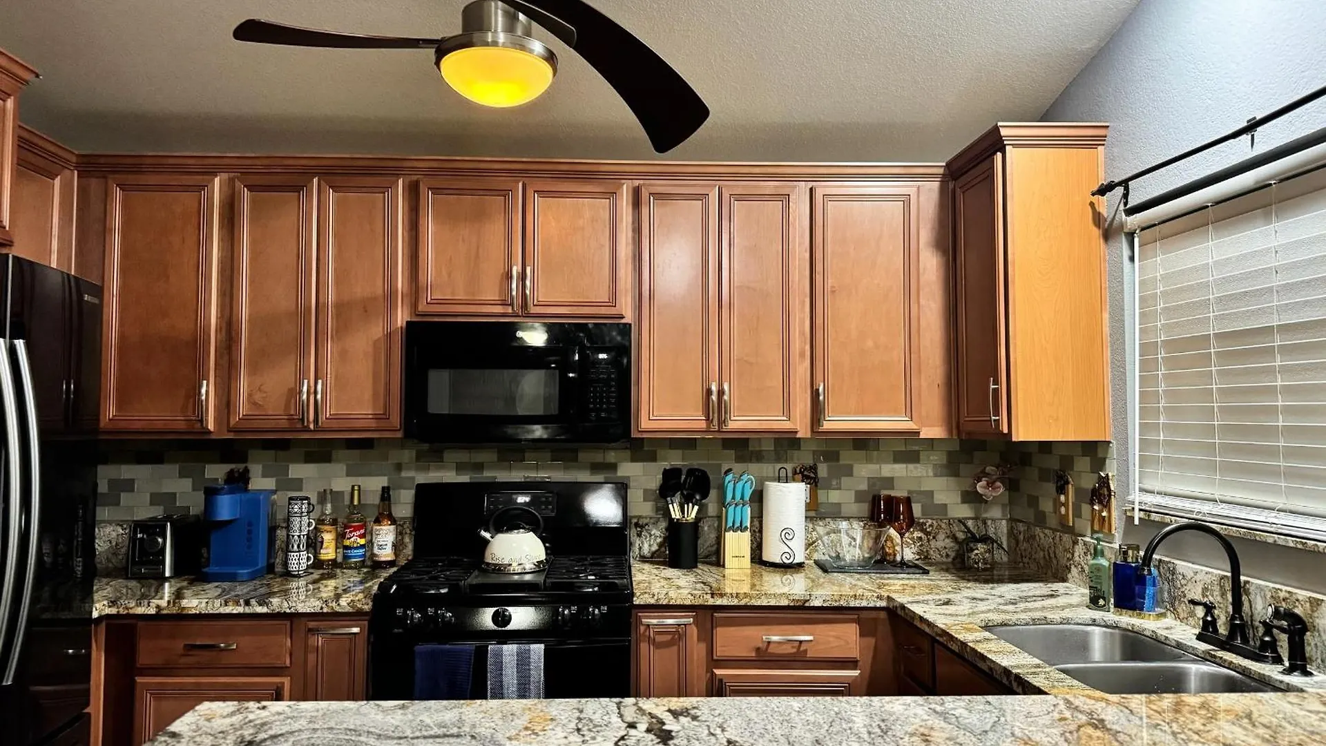 Pet-Friendly, Vibrant Oasis - Colorful Retreat Near Summerlin لاس فيغاس بيت للعطل