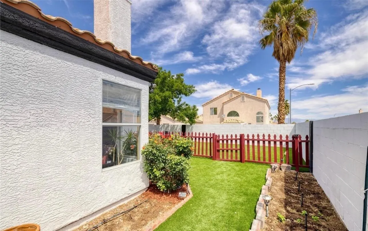 Pet-Friendly, Vibrant Oasis - Colorful Retreat Near Summerlin Лас-Вегас Дом отдыха