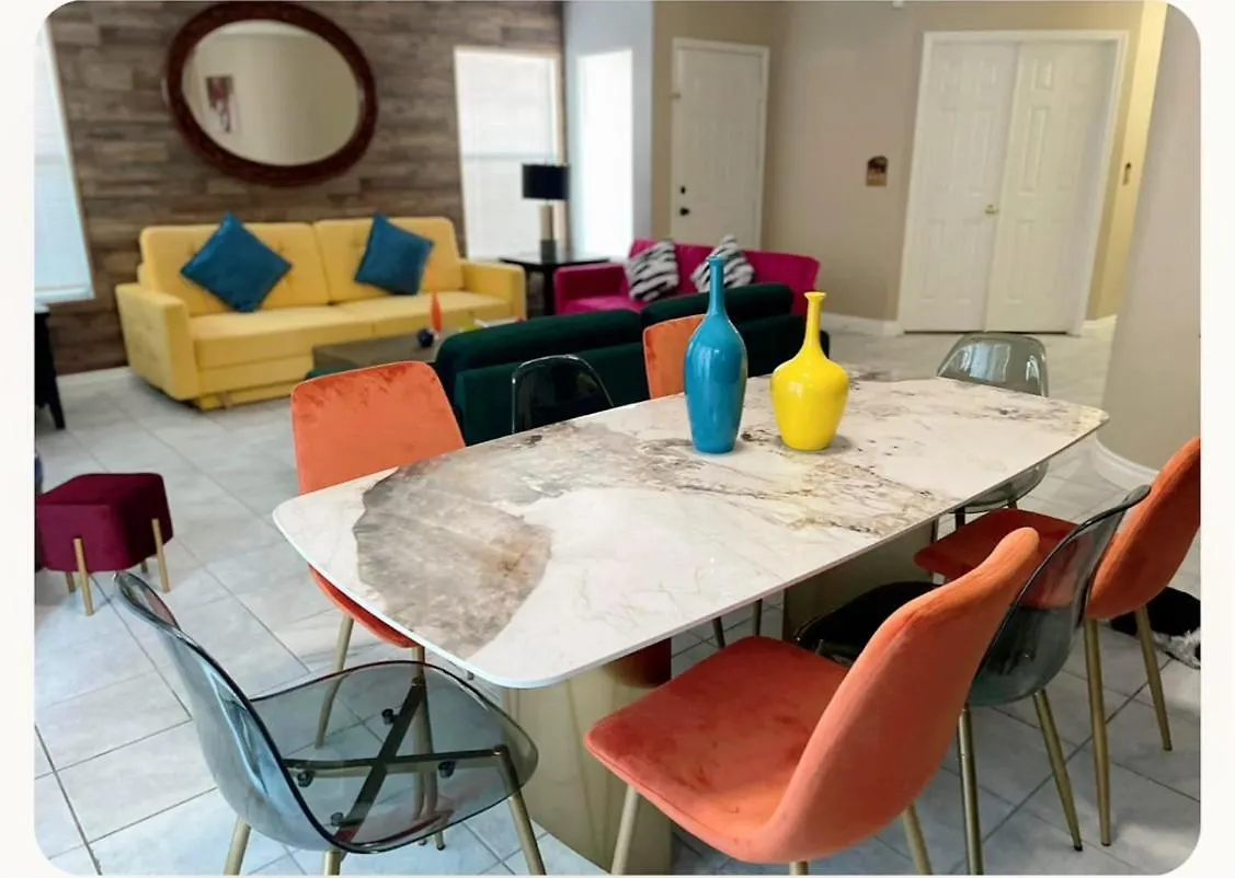 Pet-Friendly, Vibrant Oasis - Colorful Retreat Near Summerlin Лас-Вегас Дом отдыха