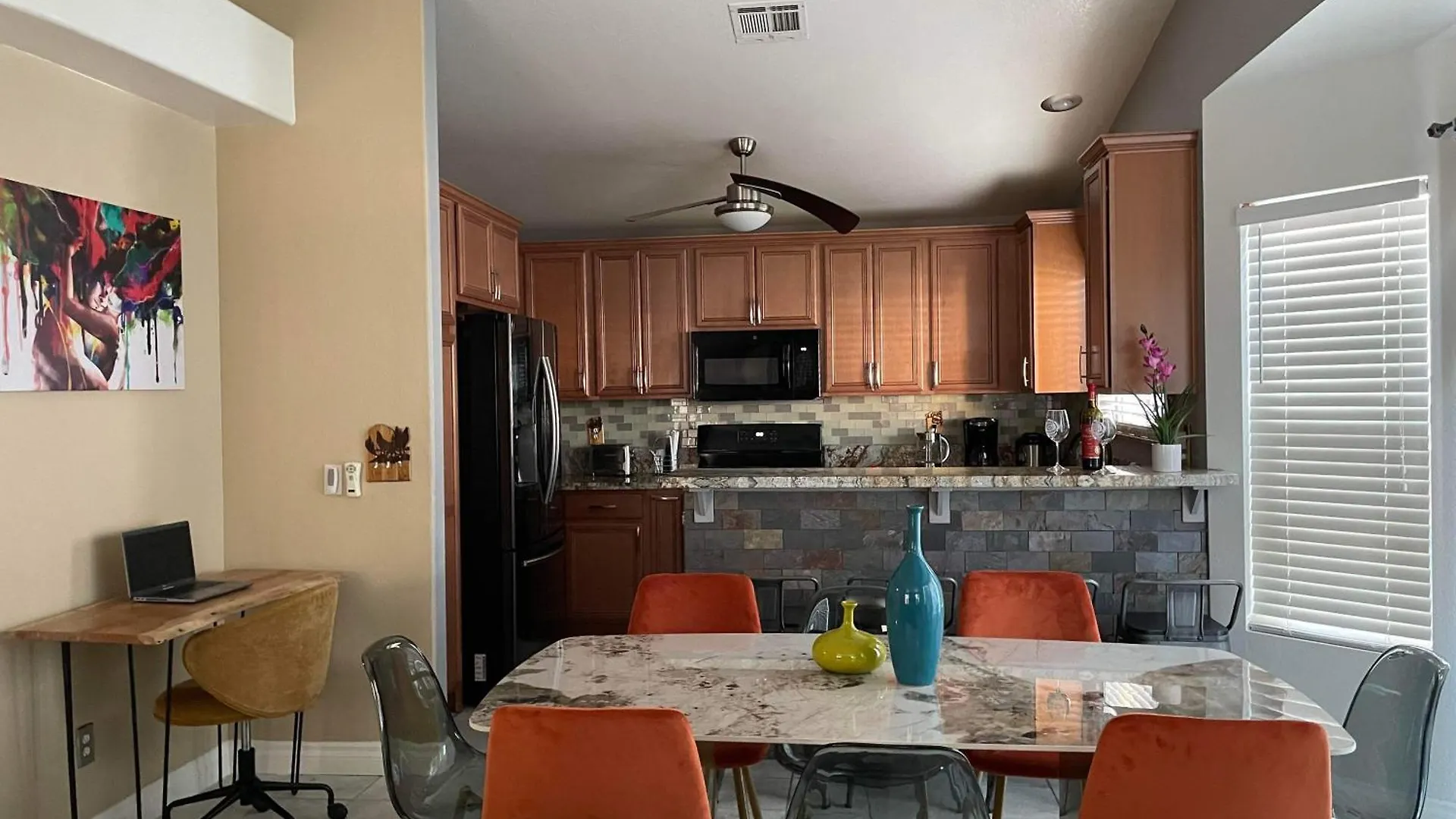 Дом отдыха Pet-Friendly, Vibrant Oasis - Colorful Retreat Near Summerlin Лас-Вегас