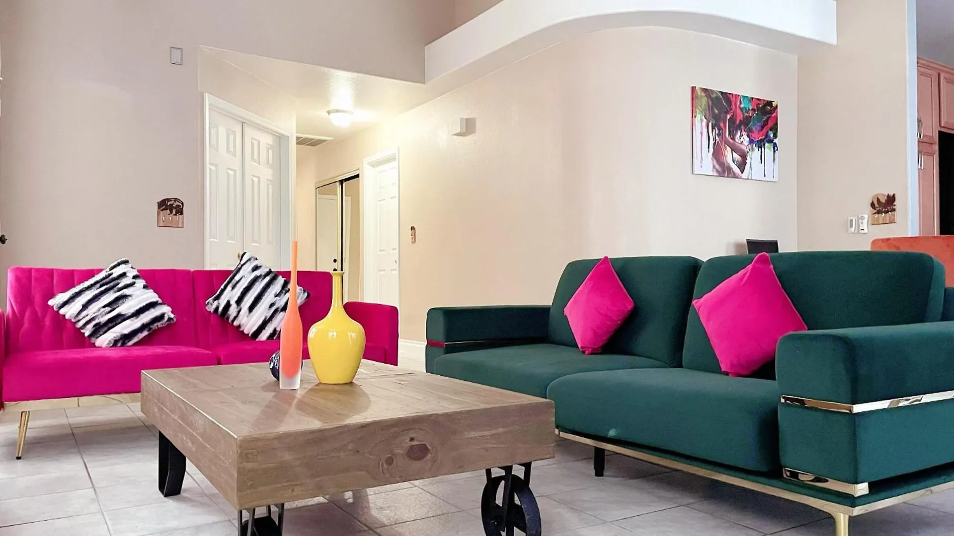 Pet-Friendly, Vibrant Oasis - Colorful Retreat Near Summerlin Лас-Вегас