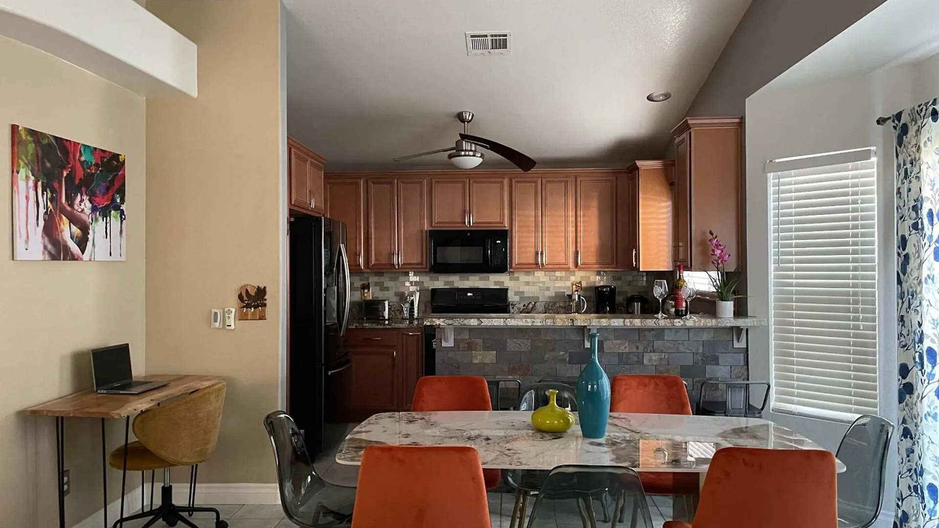 Pet-Friendly, Vibrant Oasis - Colorful Retreat Near Summerlin Лас-Вегас США