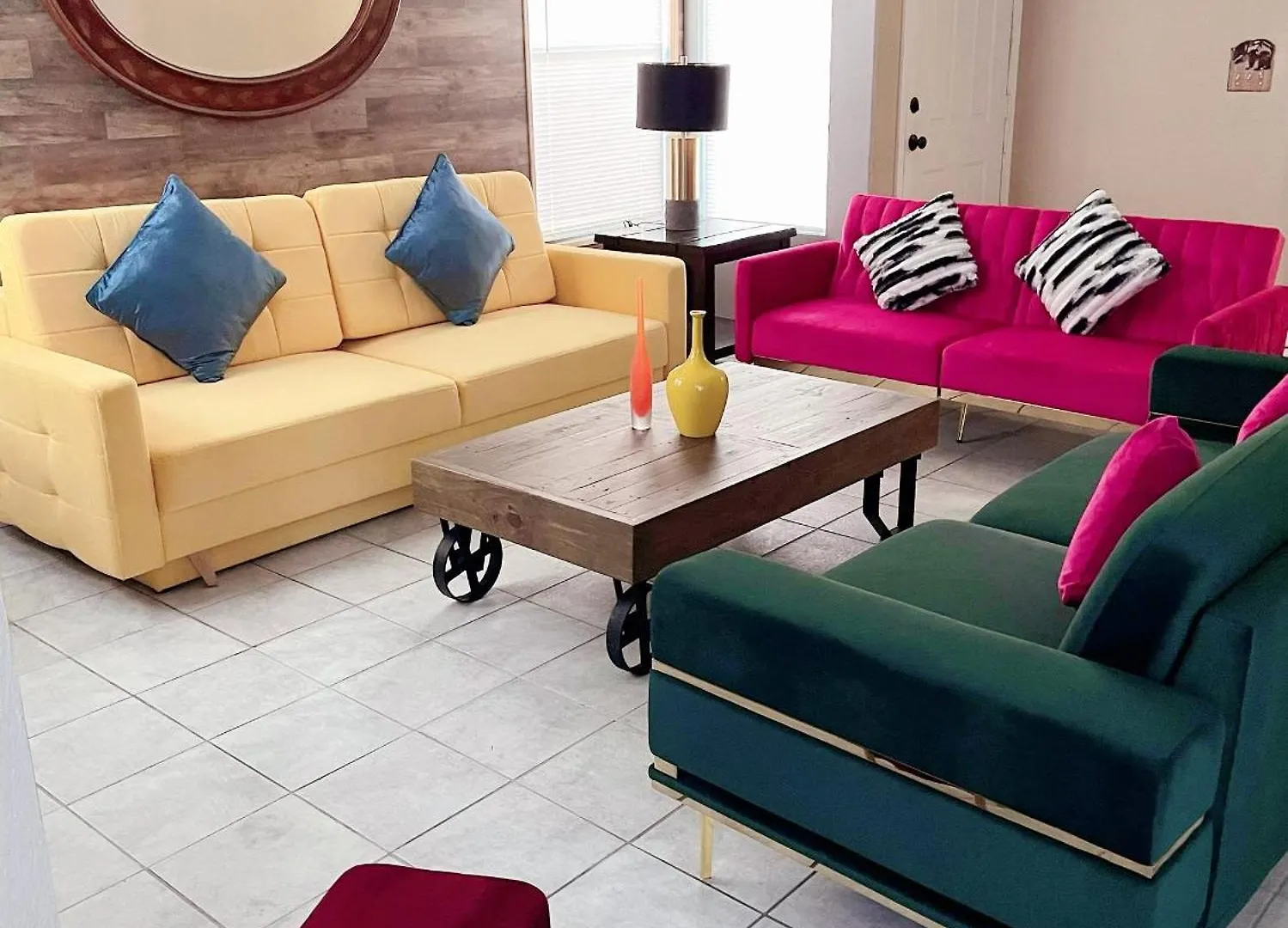 Pet-Friendly, Vibrant Oasis - Colorful Retreat Near Summerlin Лас-Вегас Дом отдыха
