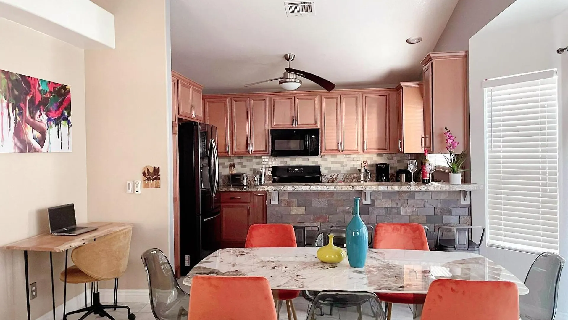 Дом отдыха Pet-Friendly, Vibrant Oasis - Colorful Retreat Near Summerlin Лас-Вегас